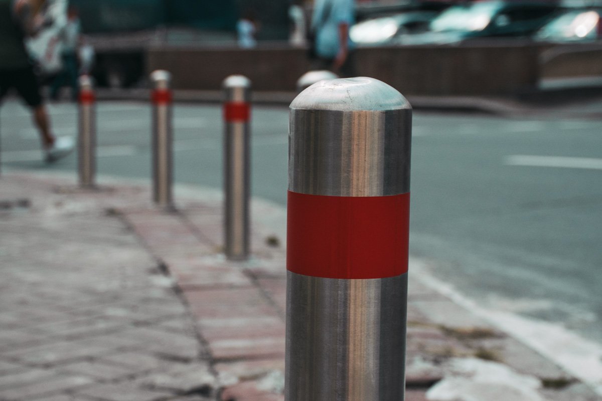 В центре Киева устанавливают пешеходное ограждение и антипарковочные столбики