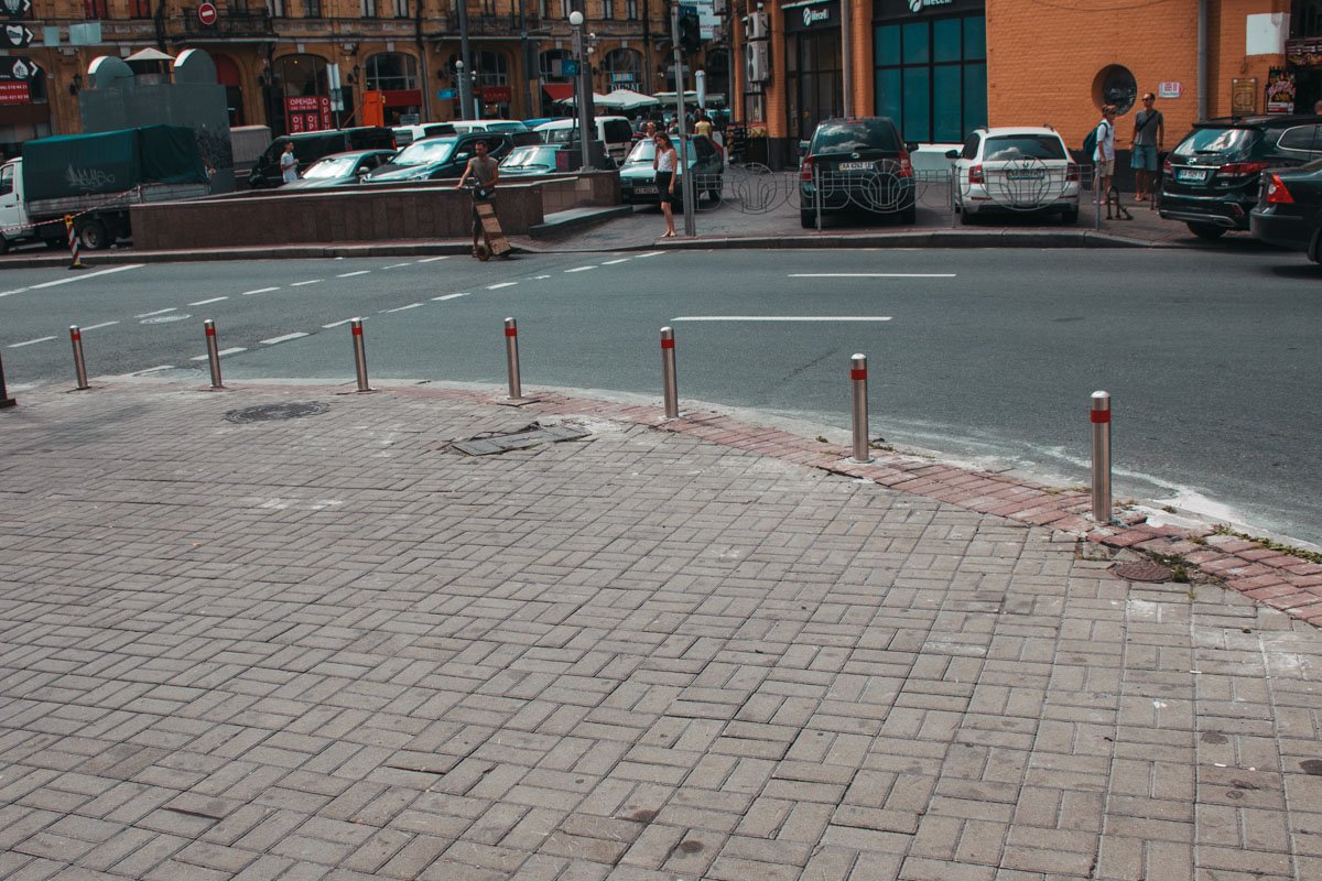 Это делается для удобства и безопасности пешеходов и автомобилистов