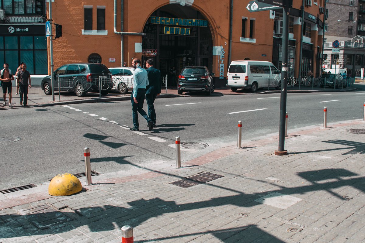 Также цель столбиков- не допустить трагического исхода при возможных авариях на проезжей части