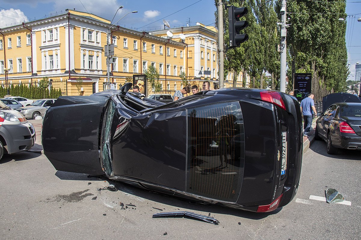От удара Lacetti перевернулся