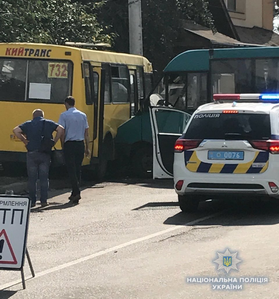 По предварительной информации, 65-летнему водителю маршрутного автобуса № 732 стало плохо