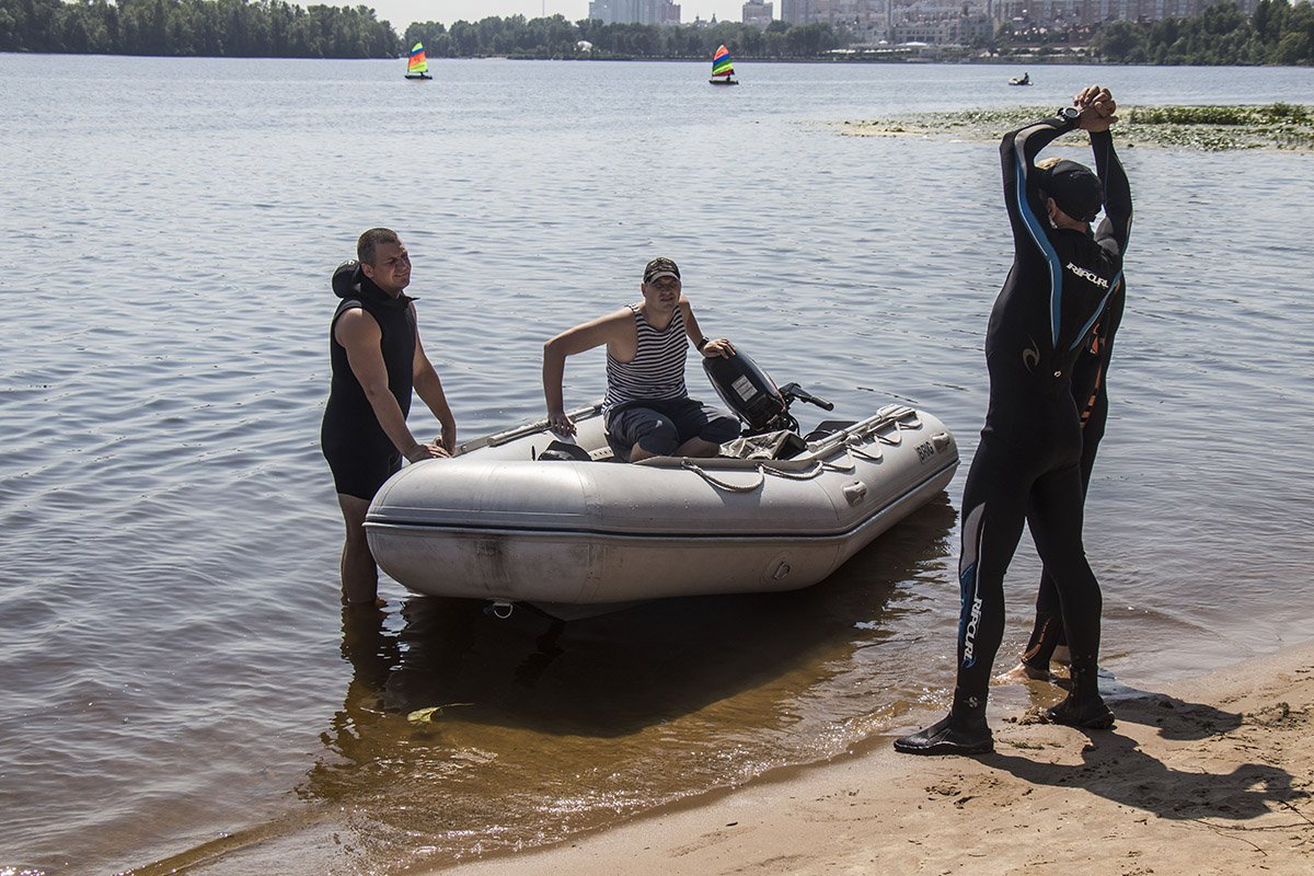 Для безопасности на круглосуточном дежурстве работает водолазная служба аварийно-спасательного отряда ГСЧС
