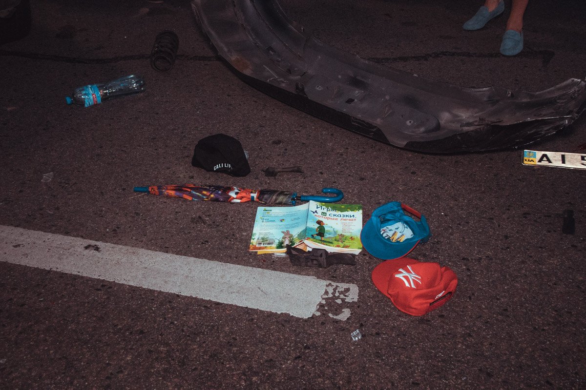 У Peugeot от удара оторвало задний бампер