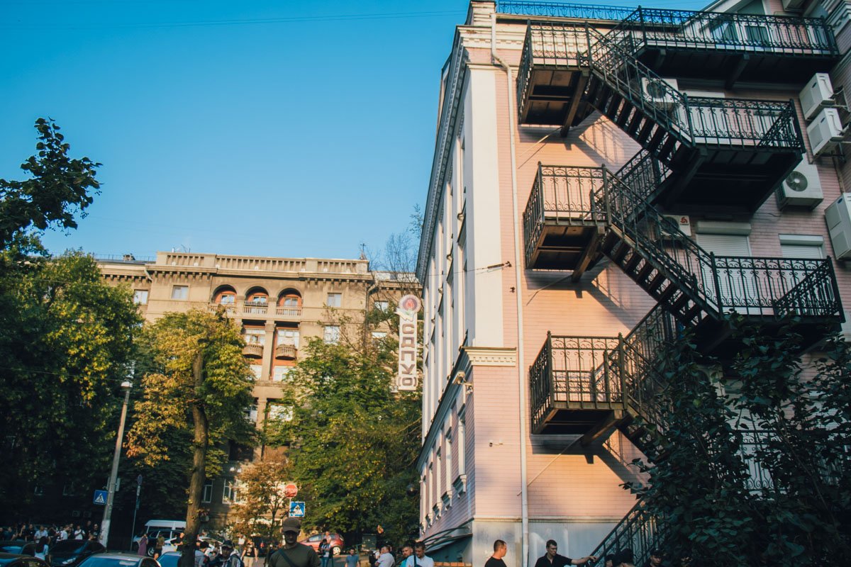 Полсотни людей принесли с собой краску, перчатки и маски Полсотни людей принесли с собой краску, перчатки и маски