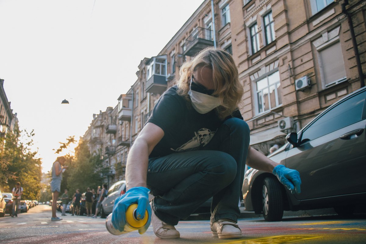 Активисты перед зданием политика на дороге рисовали граффити в поддержку политзаключенных в России Активисты перед зданием политика на дороге рисовали граффити в поддержку политзаключенных в России