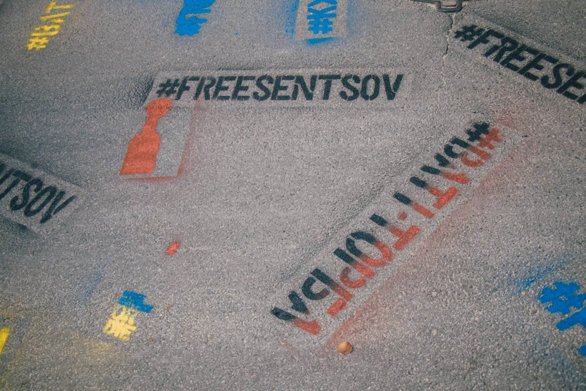 Таким образом активисты напомнили общественности про украинских заключенных в России Таким образом активисты напомнили общественности про украинских заключенных в России