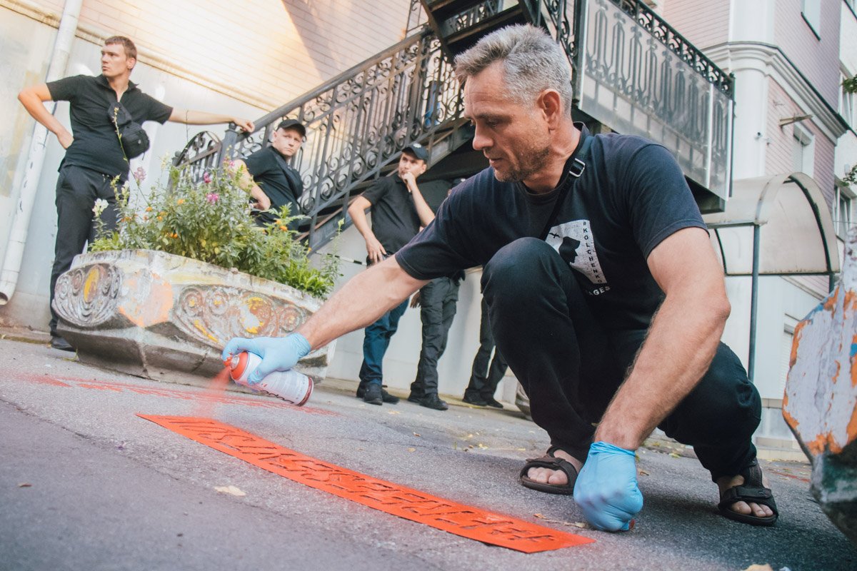 Также активисты говорят, что кум президента страны-агрессора не может жить в Украине, пока наших граждан незаконно удерживают в тюрьмах РФ Также активисты говорят, что кум президента страны-агрессора не может жить в Украине, пока наших граждан незаконно удерживают в тюрьмах РФ