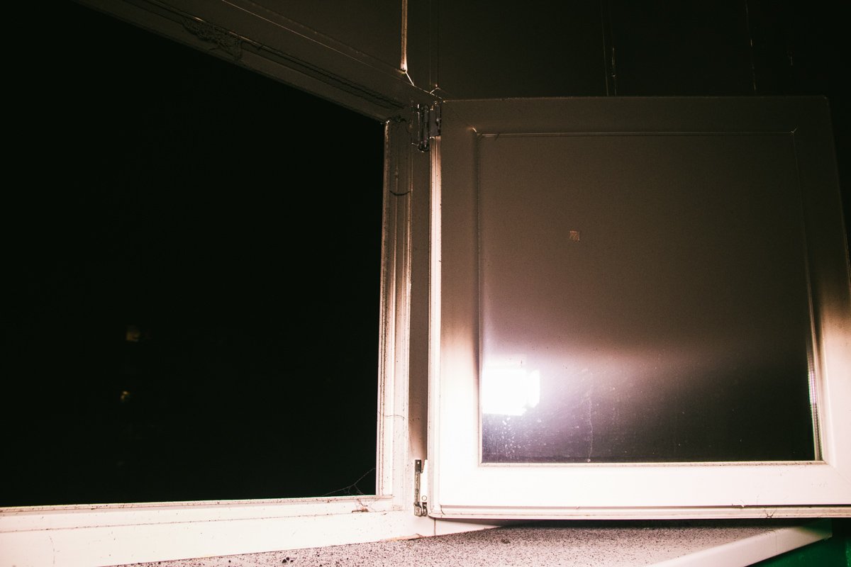 Вся лестничная клетка пятого этажа покрылась сажей