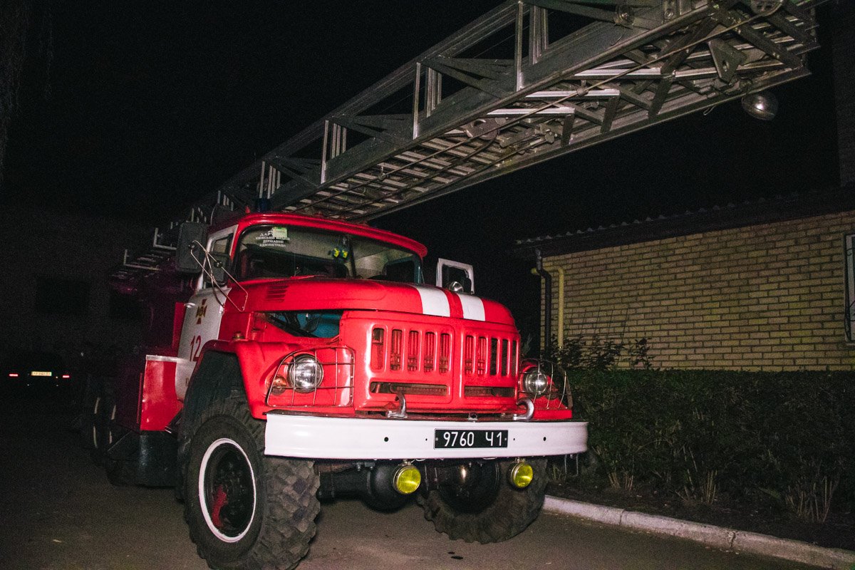 На месте происшествия работала машина пожарной лестницы