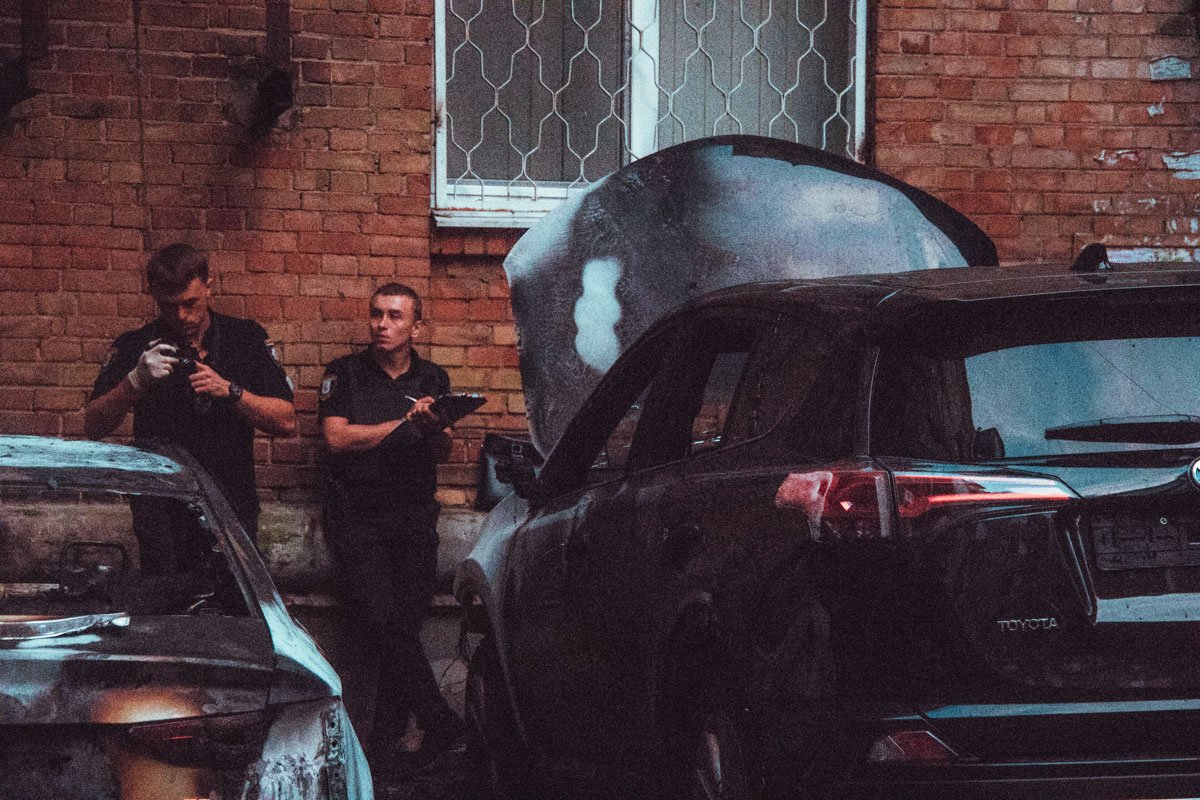 В центре Киева снова горели два автомобиля