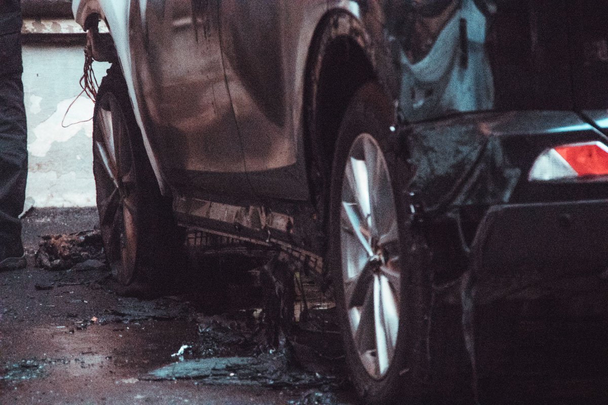 Огонь перекинулся на рядом припаркованную Тoyota Rav4. У последней полностью обгорел весь бок