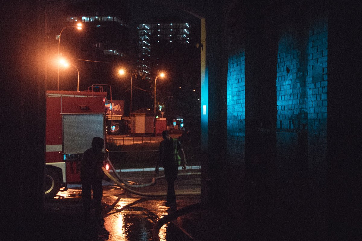 Работали сотрудники ГСЧС, всего 3 единицы спецтехники