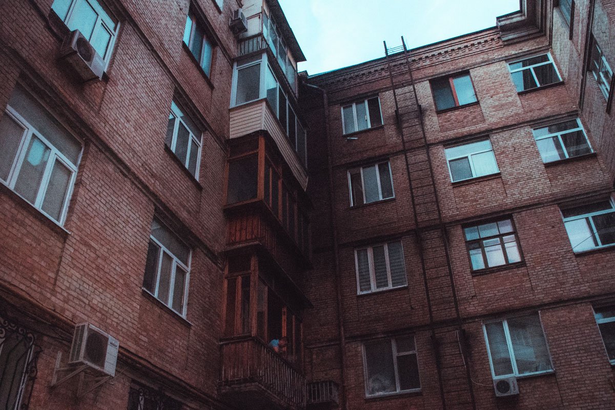 Обгорел кондиционер первого этажа и лопнуло окно со стекольной рамой