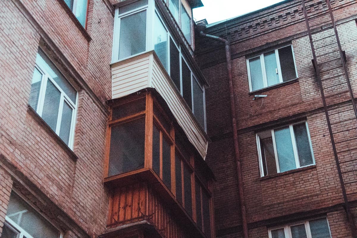 Стены дома закоптились до последнего этажа