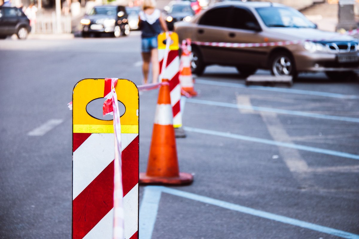 Временно автомобили вдоль рынка парковать запрещено Временно автомобили вдоль рынка парковать запрещено