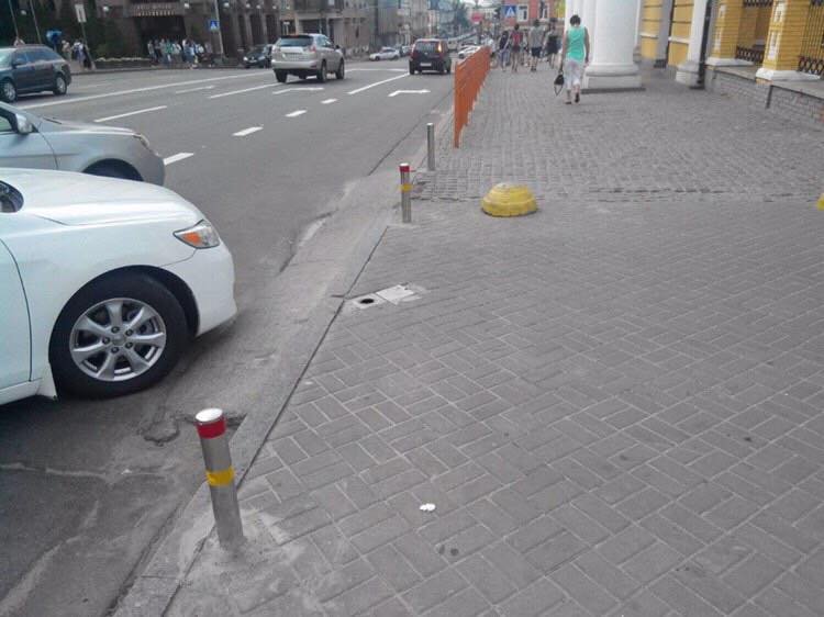 Съемочная группа самовольно срезала антипарковочный столбик и заехали на пешеходную зону