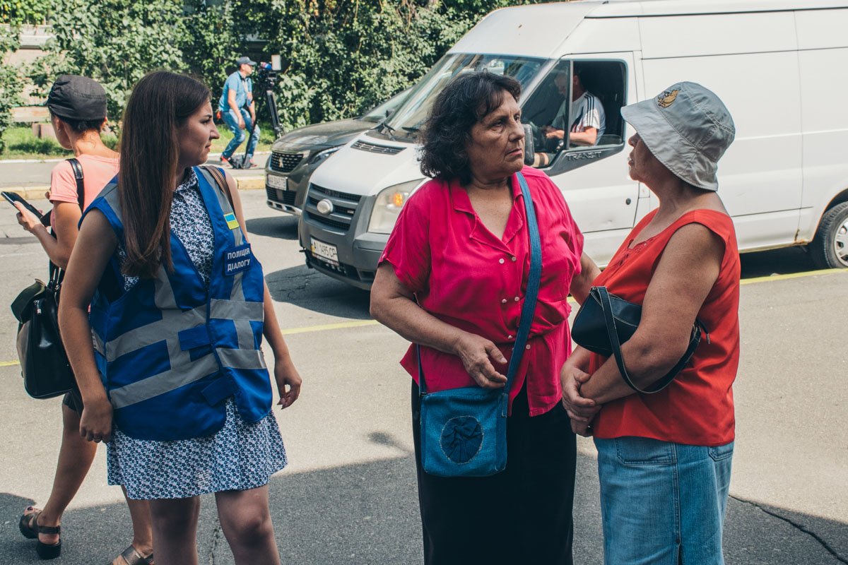 Всего под стенами Министерства внутренних дел собралось около 10 активистов