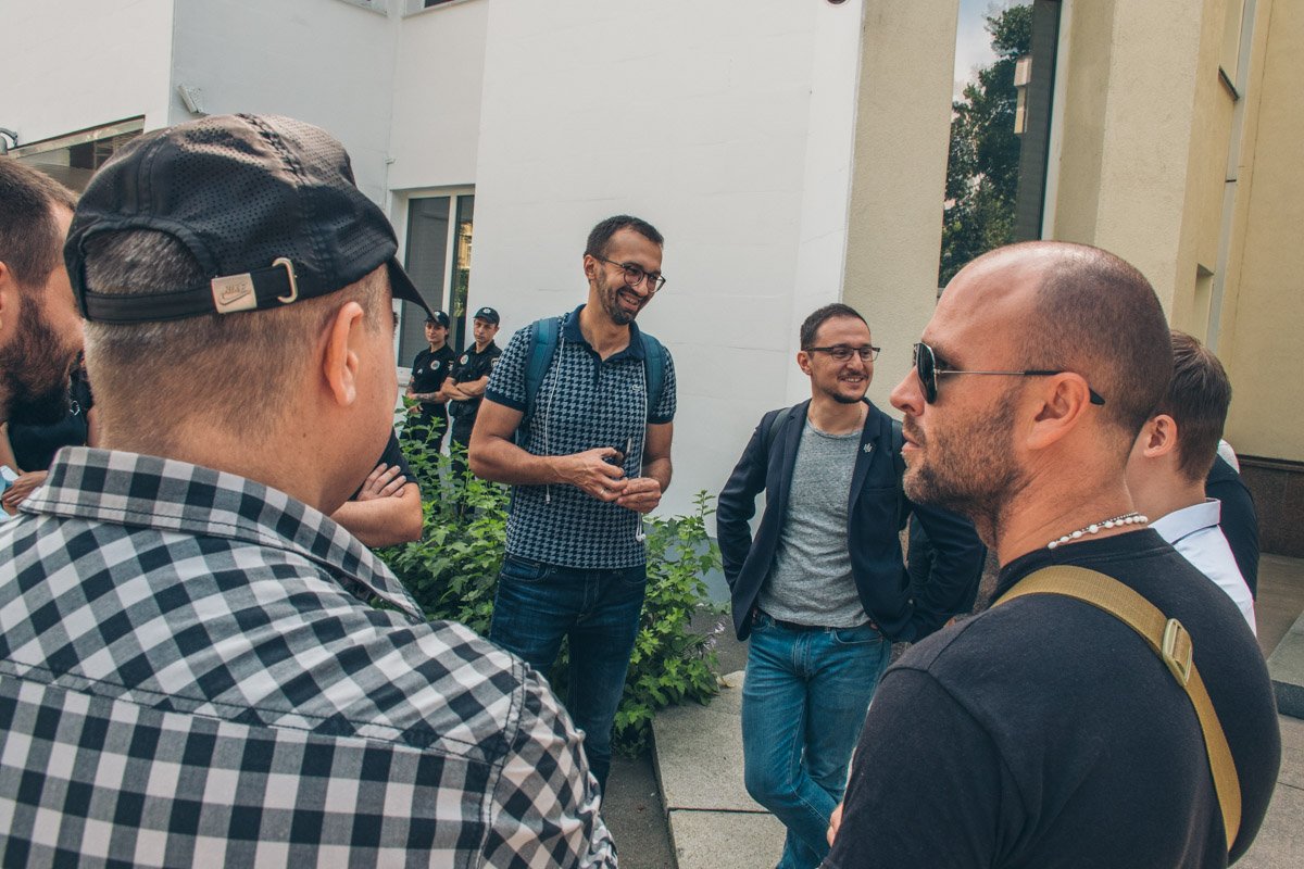 Среди немногочисленных участников акции был нардеп Сергей Лещенко