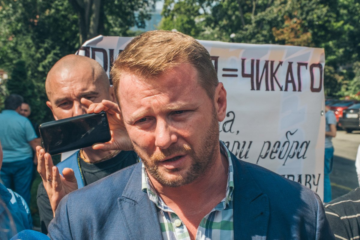 По словам Лещенко, на данный момент правоохранители практически не занимаются резонансными делами