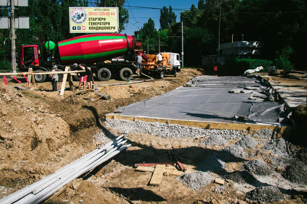 Коммунальщики занимаются снятием старых трамвайных путей