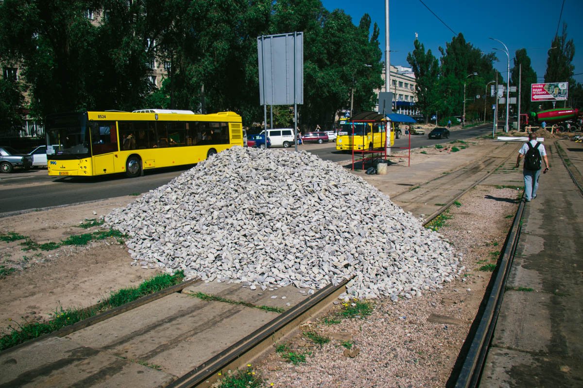 Также ведутся активные работы по прокладке нового асфальта