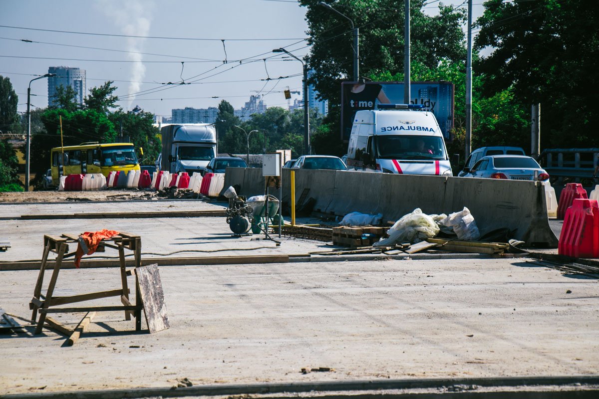 Коммунальщики продолжают работы по восстановлению моста на пересечении улиц Елены Телиги и Кирилловской