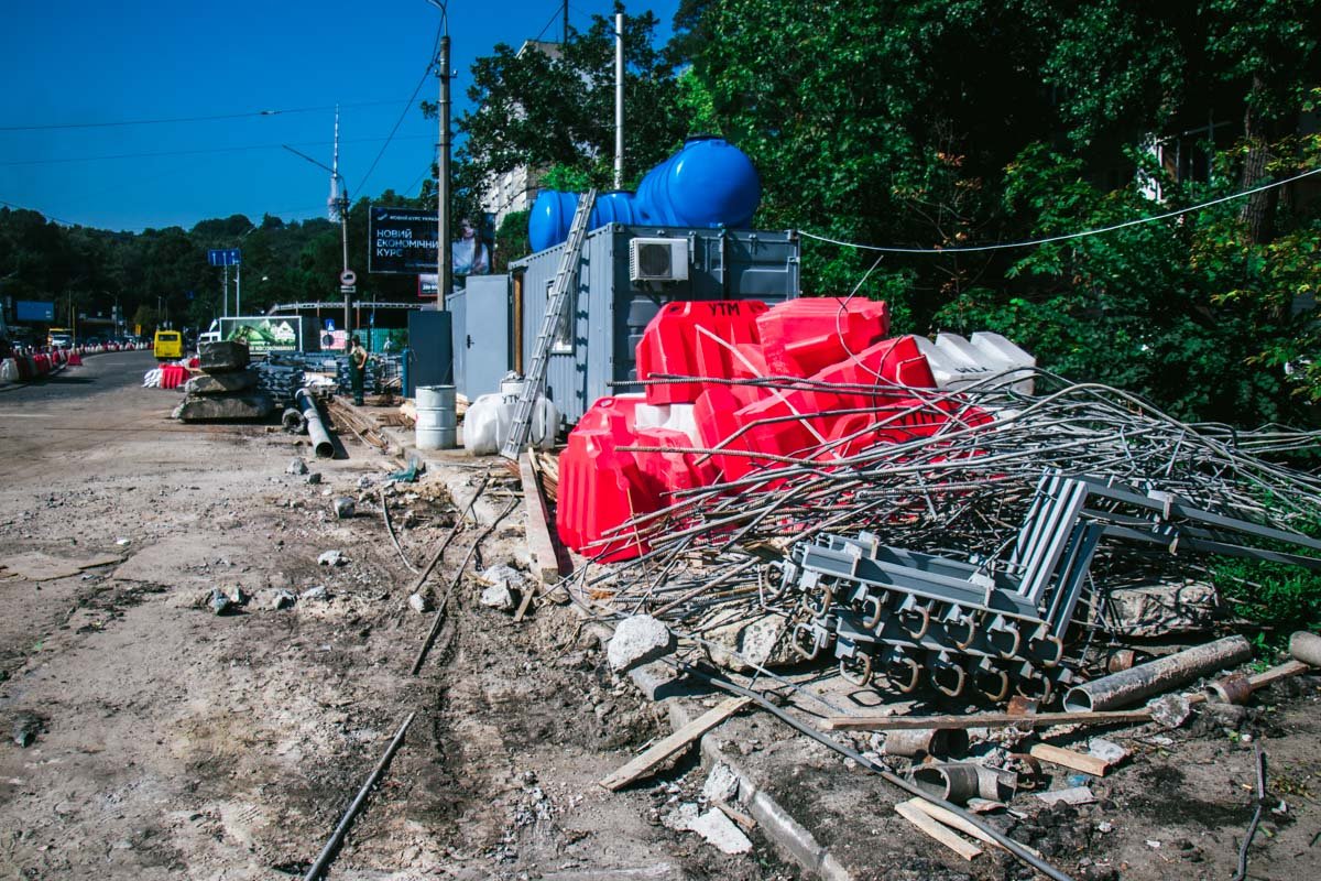 Сейчас коммунальщики занимаются разборкой переходной плиты