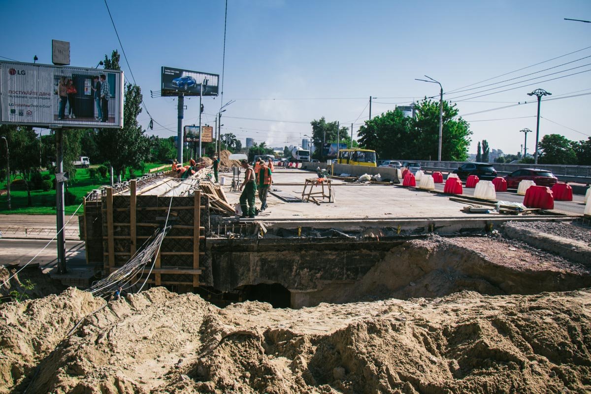 Также рабочие устанавливают опалубки и арматурного каркаса монолитного тротуарного блока