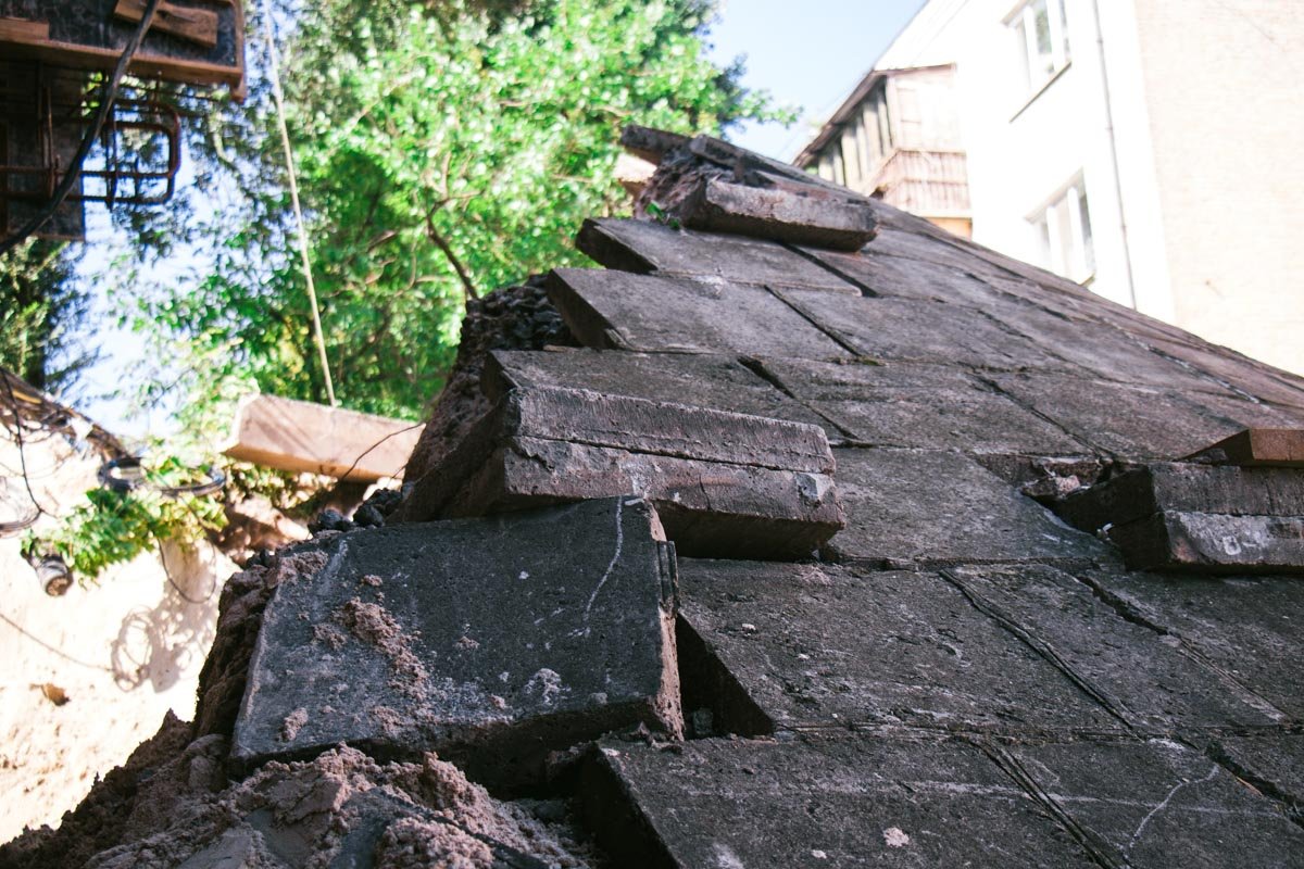 Из-за дождей размыло насыпь моста