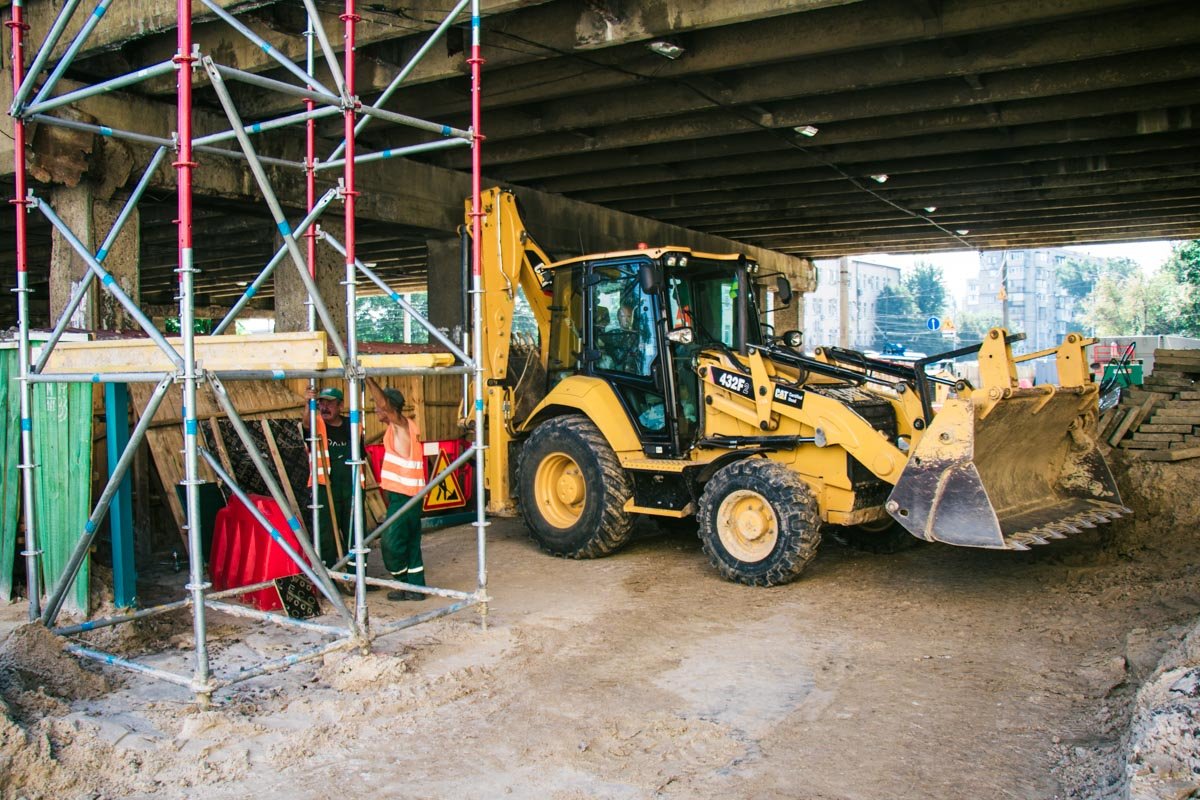 Под мостом также кипит работа