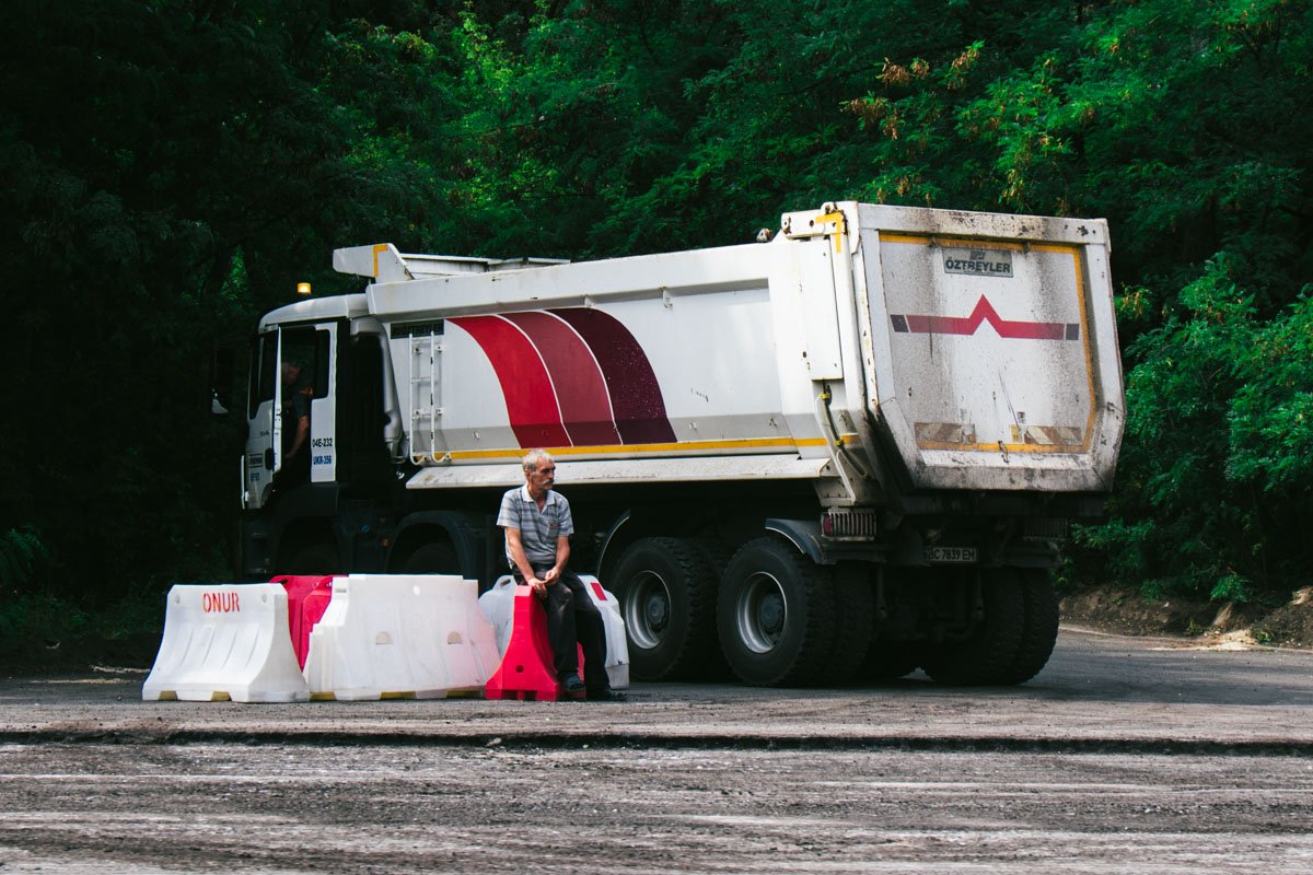 На данный момент дорожники почти закончили укладывать нижний слой асфальтобетонного покрытия