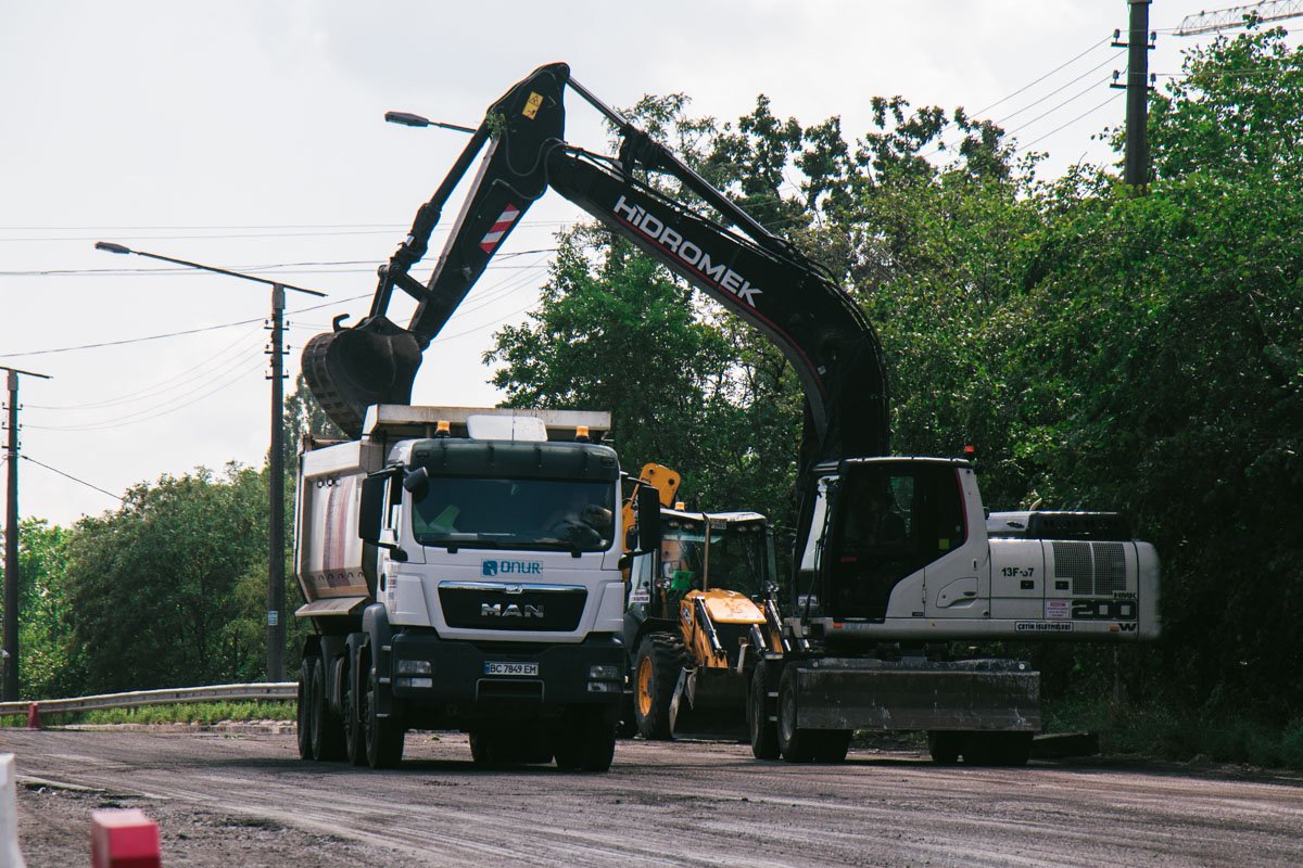 На мосту, который расположен на проспекте Палладина, устанавливают новую плиту и облагораживают тротуар