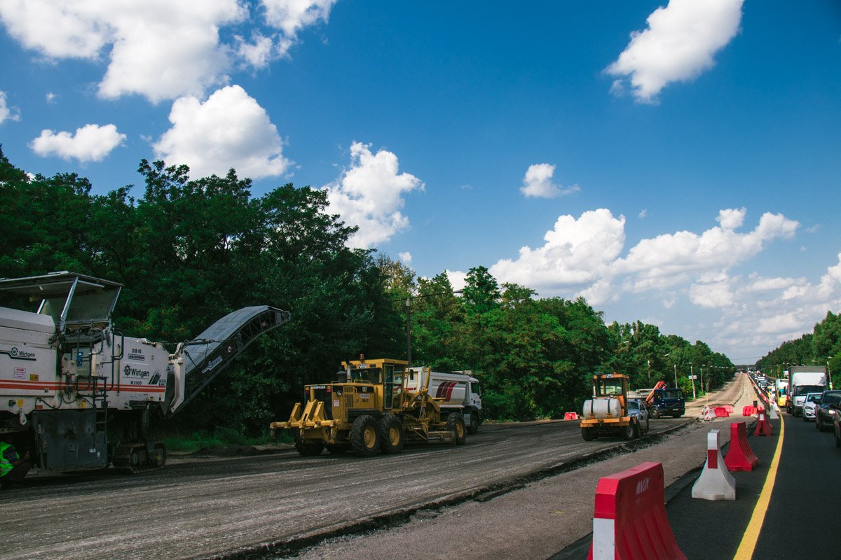 На проспекте Палладина продолжаются ремонтные работы