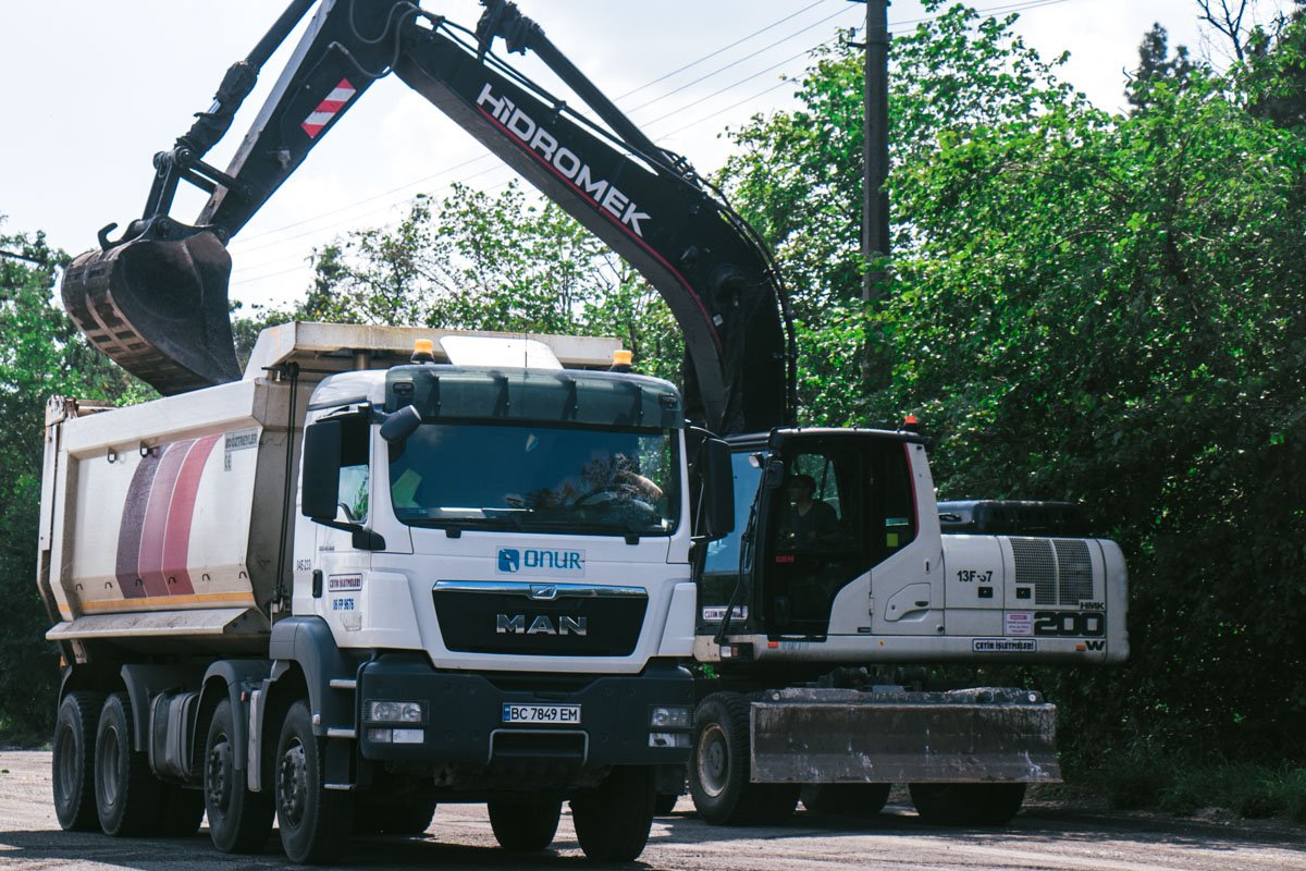 На ремонтных работах задействовано много спецтехники