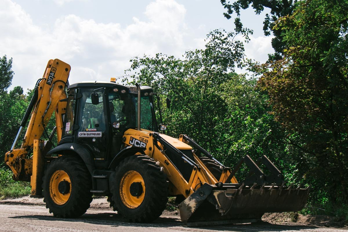 Коммунальщики укладывают новый асфальт