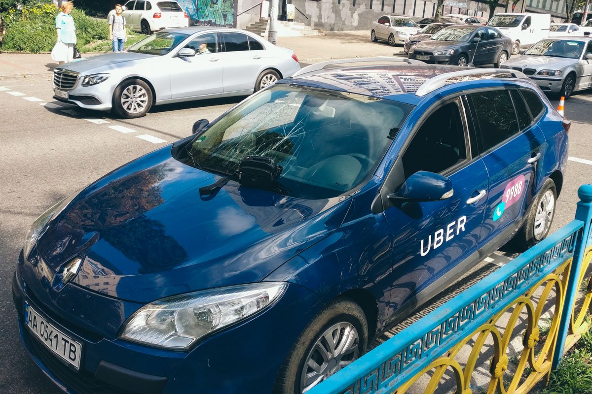 В центре Киева водитель Uber сбил пожилую женщину 1