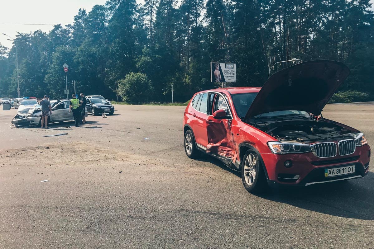 Opel двигался по Кольцевой дороге в сторону Минского массива, а BMW противоположную сторону Opel двигался по Кольцевой дороге в сторону Минского массива, а BMW противоположную сторону