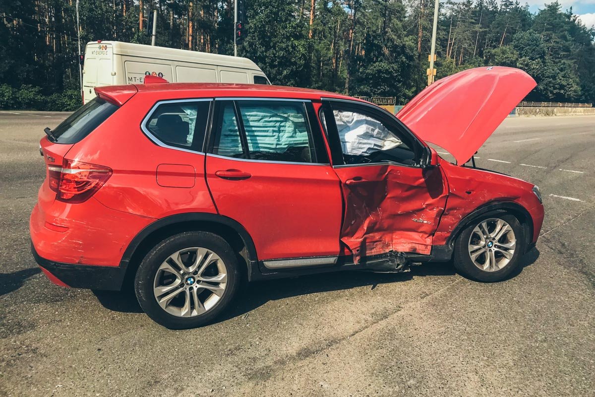 На пересечении с улицей Газопроводной X3 начал поворачивать налево На пересечении с улицей Газопроводной X3 начал поворачивать налево