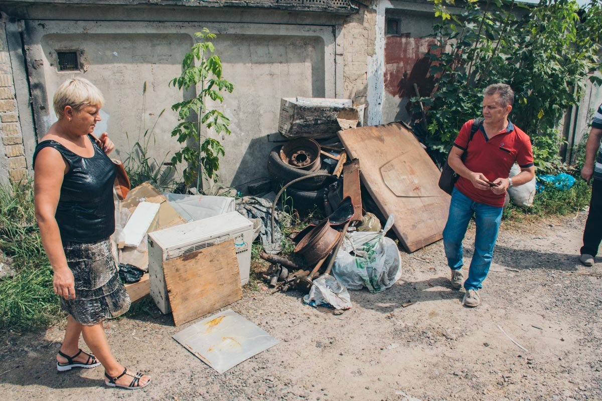 С утра коммунальщики вместе с полицией срезали ворота гаражей С утра коммунальщики вместе с полицией срезали ворота гаражей