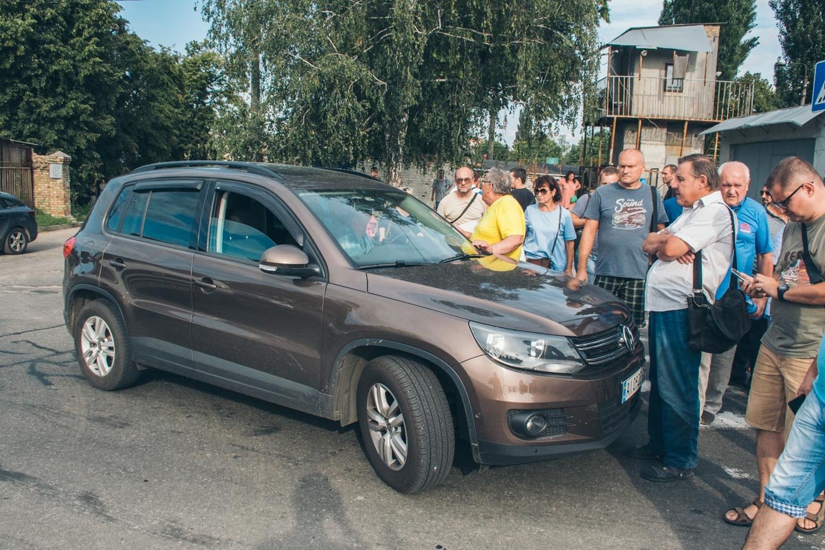 Мужчина на Volkswagen пытался объехать по тротуару Мужчина на Volkswagen пытался объехать по тротуару