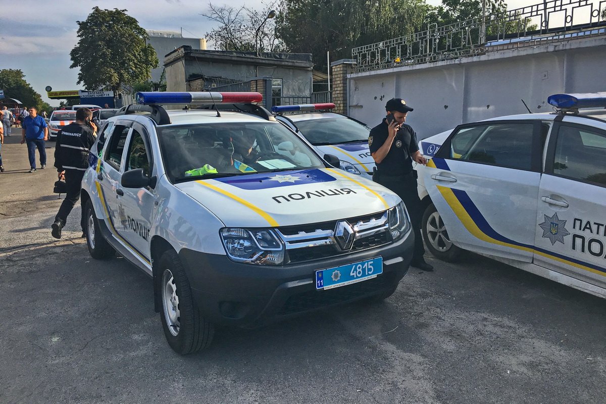 На место прибыли сотрудники полиции На место прибыли сотрудники полиции