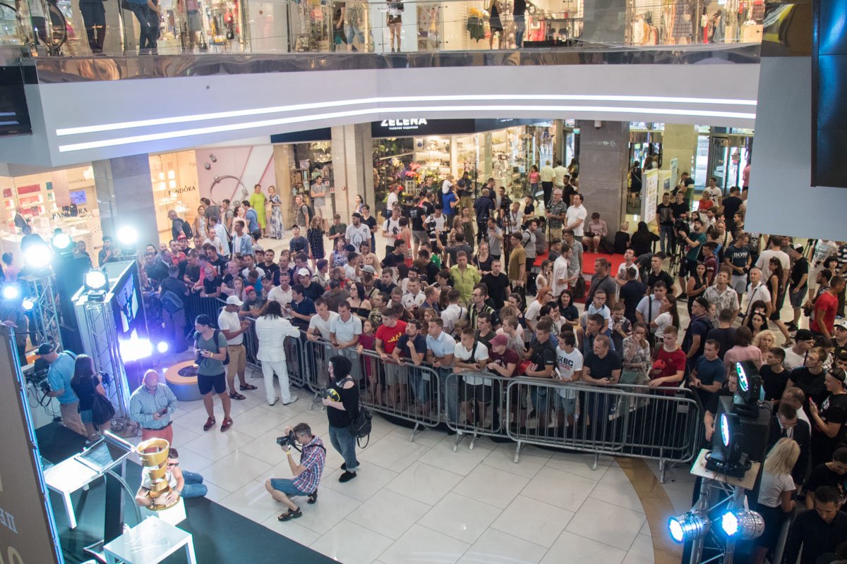 В среду, 1 августа, в торгово-развлекательном центре Gulliver прошла встреча с Александром Усиком