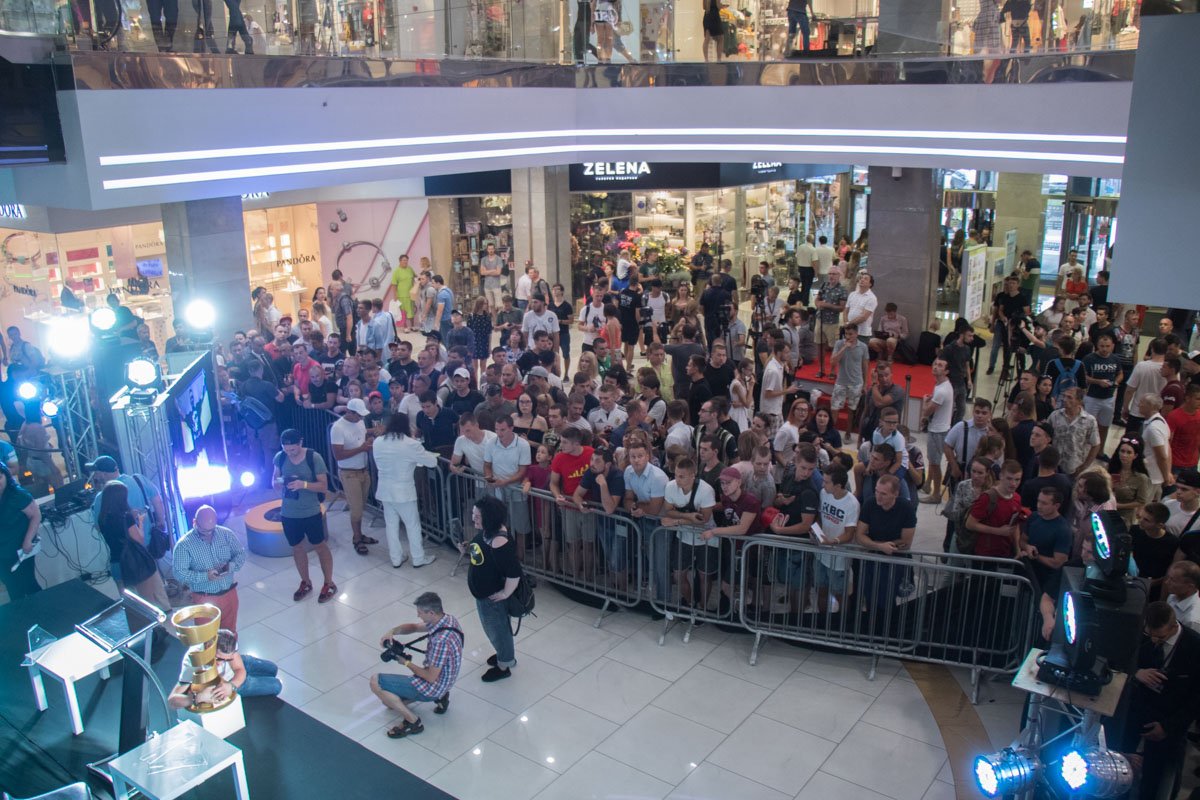 Мероприятие вызвало нешуточный ажиотаж среди поклонников знаменитого боксера