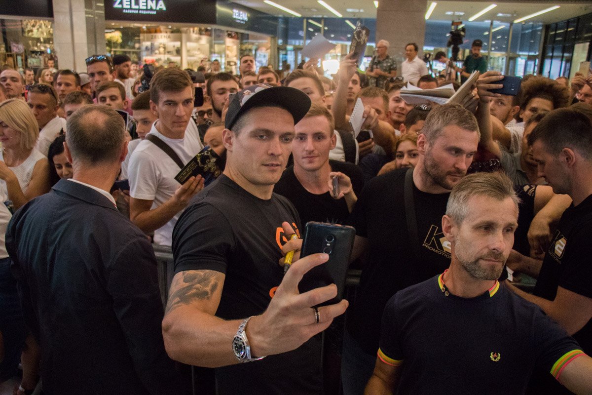 Усик активно общался со своими поклонниками и делал селфи
