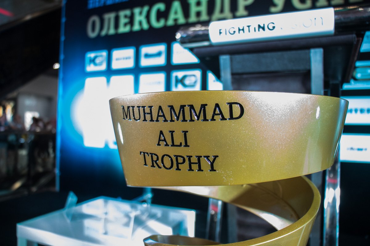 В первую очередь Усик поблагодарил всех своих поклонников за поддержку в мачте с Муратом Гассиевым