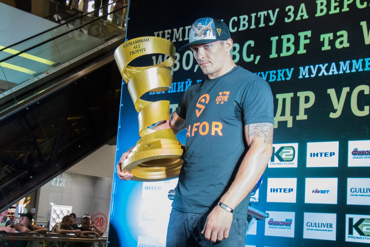 Александр Усик с кубком Мохаммеда Али