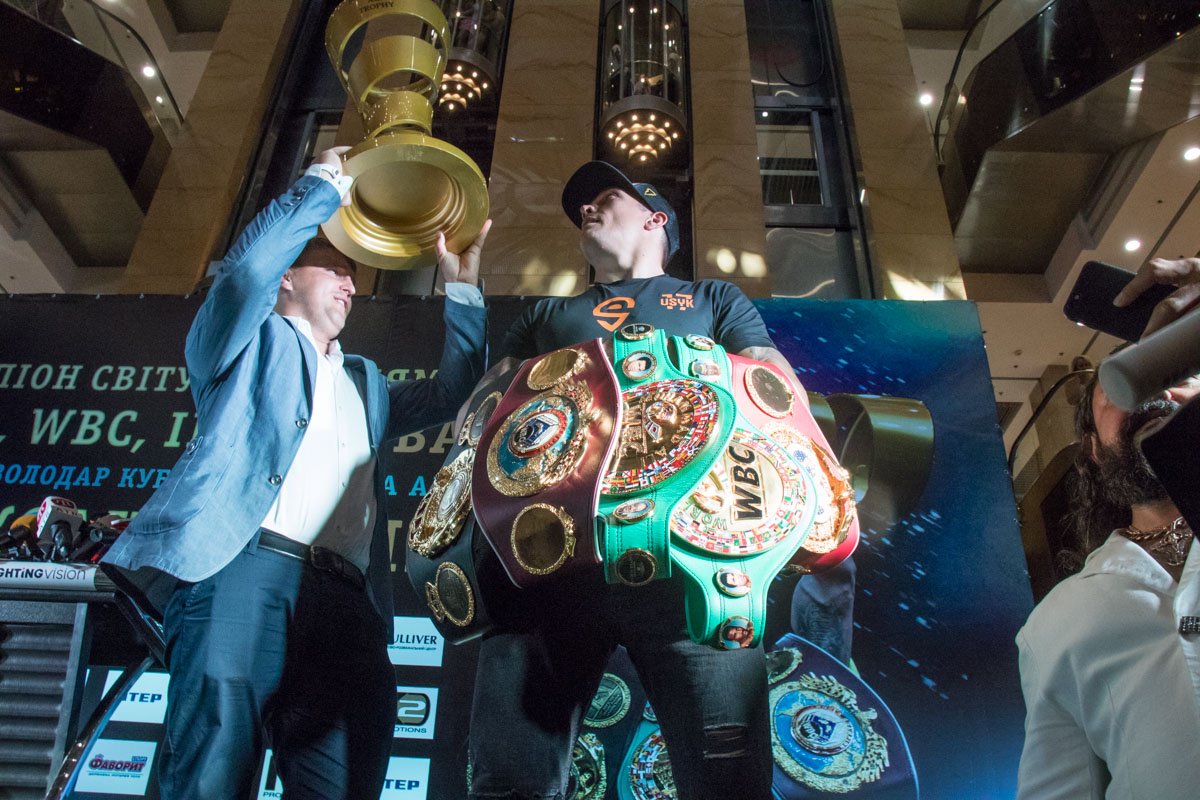 Пять чемпионских поясов и кубок Мохаммеда Али