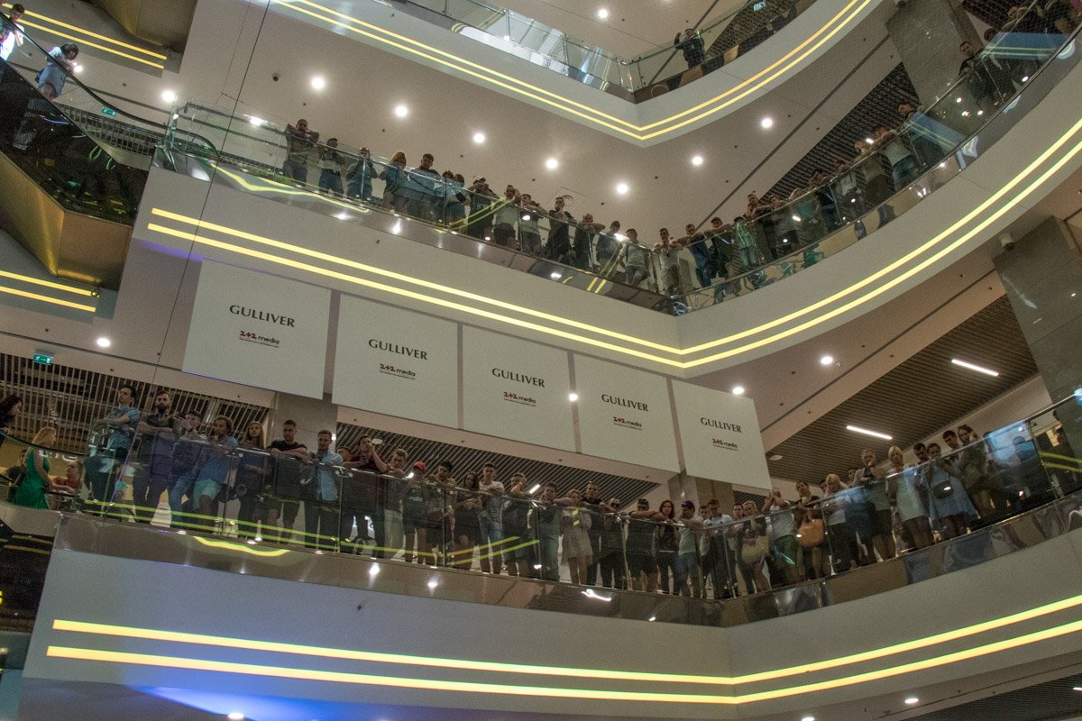 Люди заняли балконы всех этажей Gulliver, чтобы посмотреть на Усика