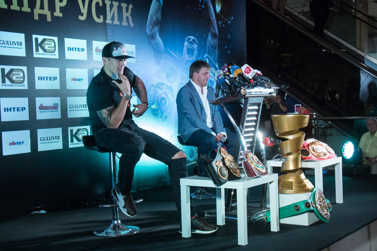 Усик был в хорошем расположении духа, много шутил и раздавал фанатам автографы