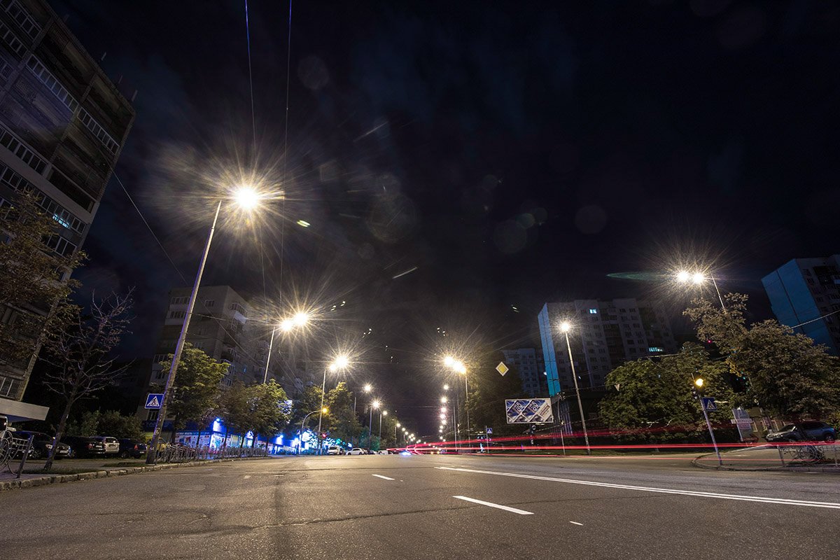 Утром город оживет, а пока - пустынные улицы освещают одинокие фонари 